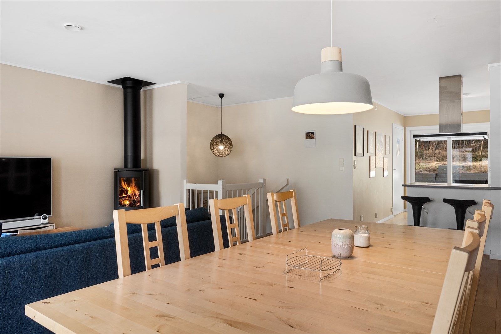 Stue- og kjøkkenområdet er åpent og sosialt. Denne delen av boligen måler hele 40,5 kvm og har rikelig med plass til å innrede i soner til spisegruppe og sofagruppe. Galleribilde