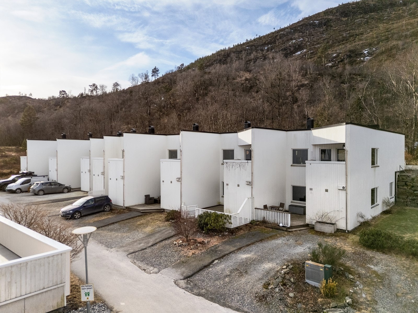 Det er plass til parkering i forkant av boligen også. Galleribilde