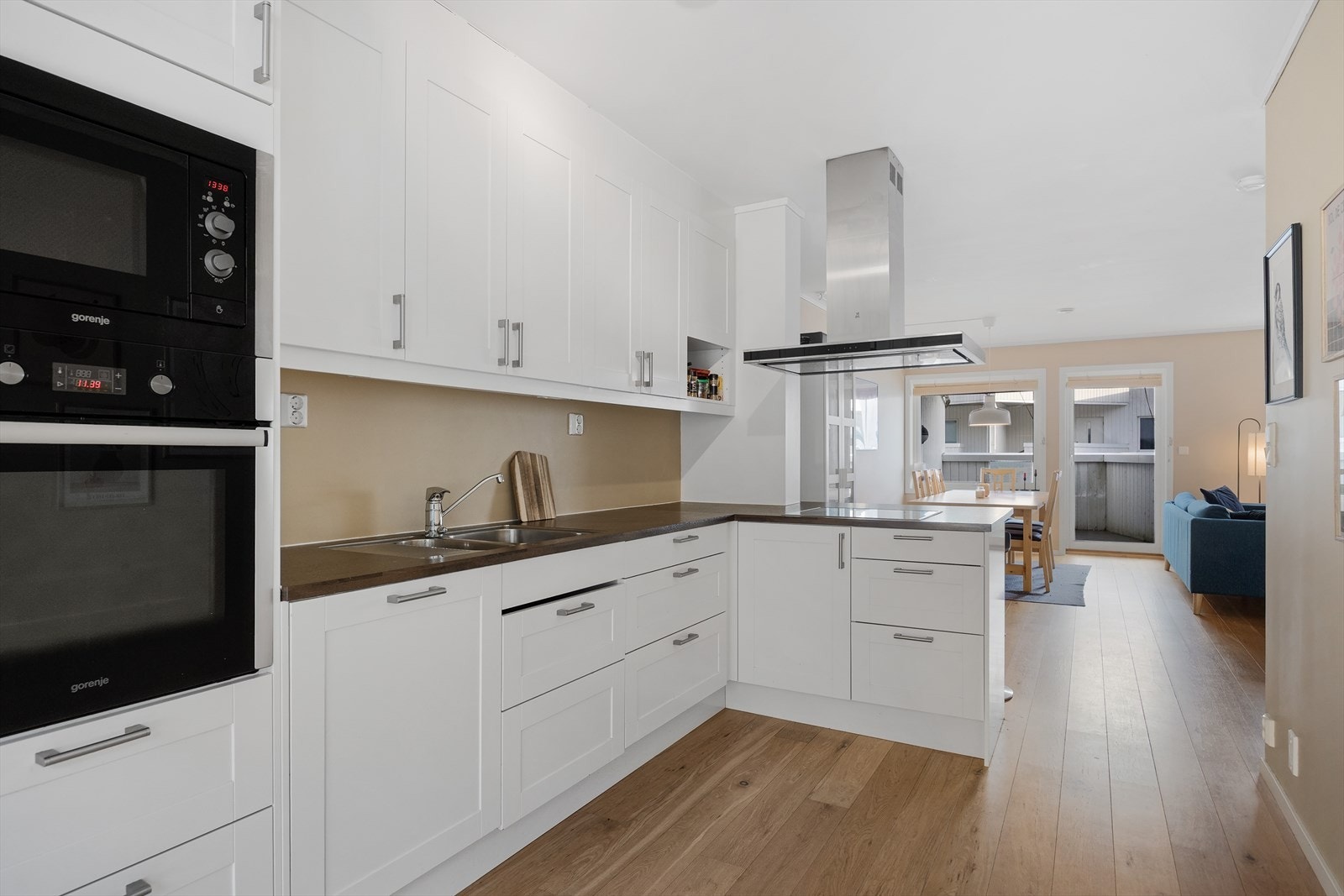 Stue og kjøkkenområdet har rikelig med lysinnslipp via store vinduer og terrasser. Galleribilde