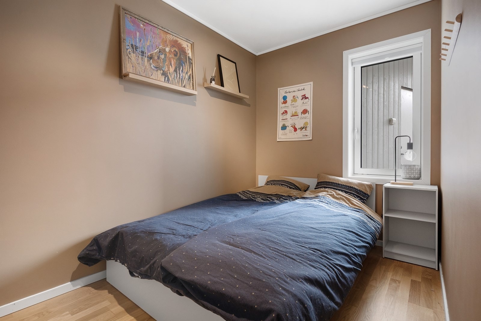 Soverom 2 finner man i denne etasjen. Dette er å 8,1 kvm og passer perfekt for barn og ungdom. Galleribilde