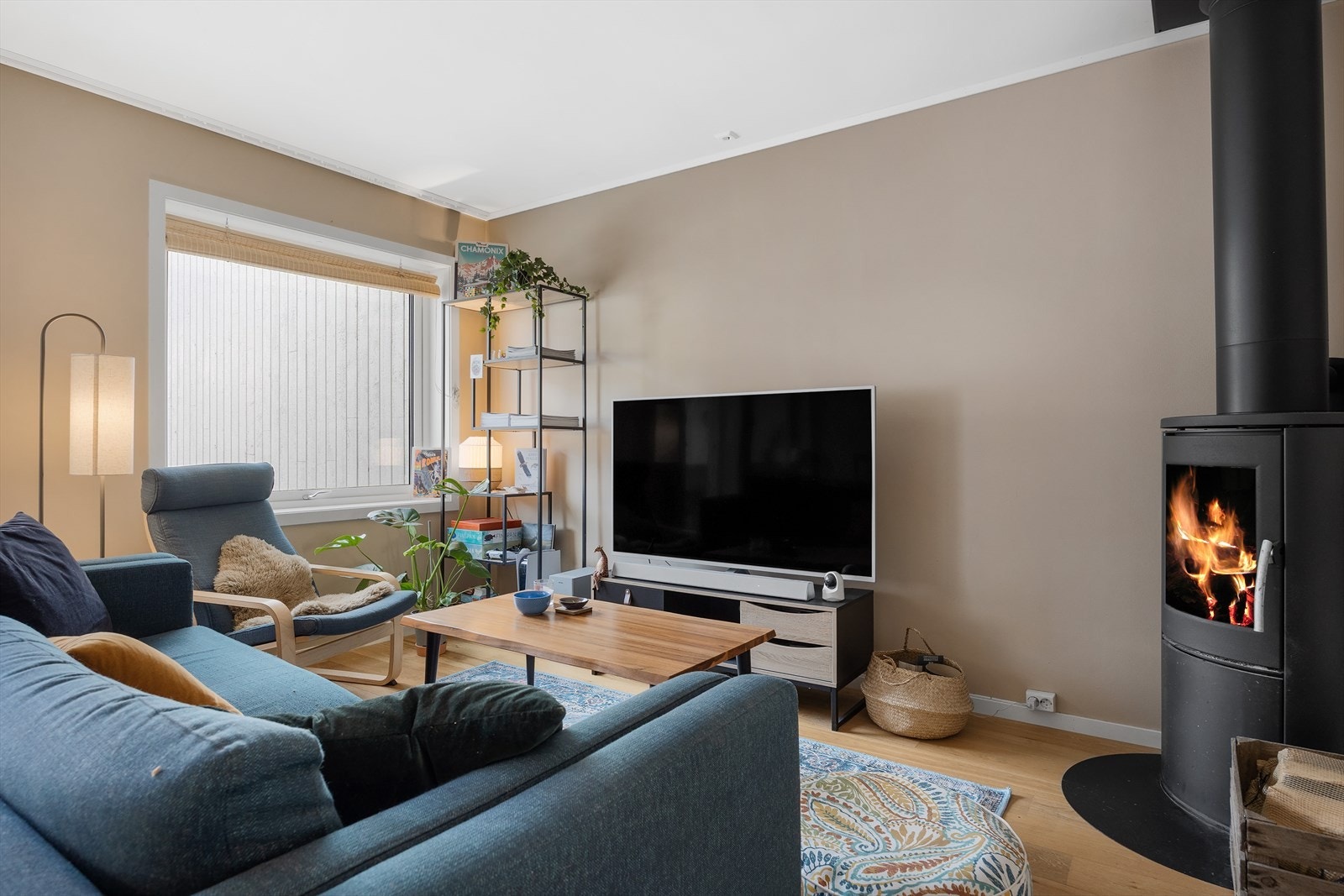 Koselig sofagruppe med peis som varmer godt på vinterstid. Galleribilde