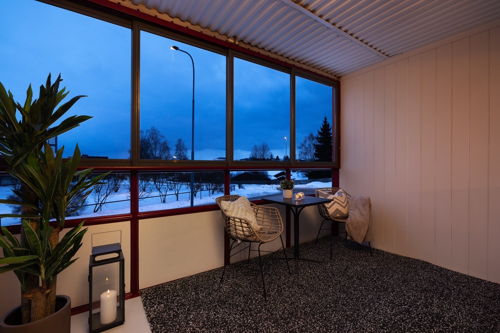 Leiligheten ligger på hjørnet i byggets høye 1. etasje og har en praktisk planløsning med romslige rom. Galleribilde