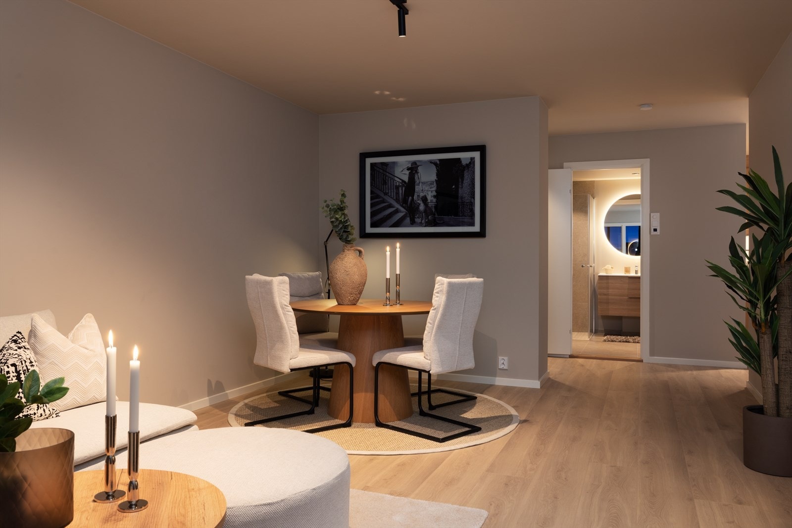 Her er det rikelig plass til både sofagruppe med medialøsning og spisebord. Galleribilde