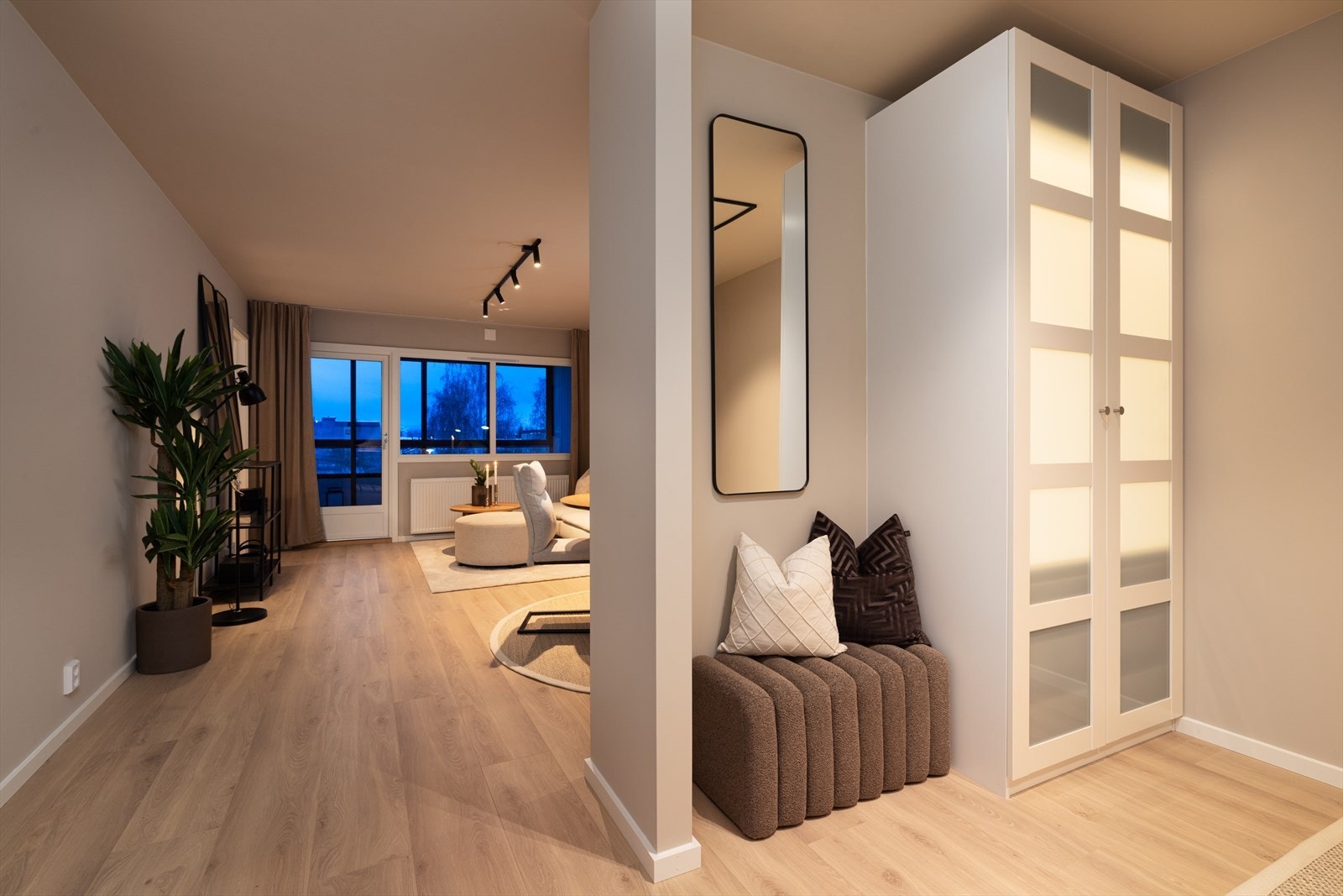 Her er det god plass til å henge fra seg yttertøy, sette fra seg sko og benytte garderobeskap for praktisk oppbevaring. Galleribilde