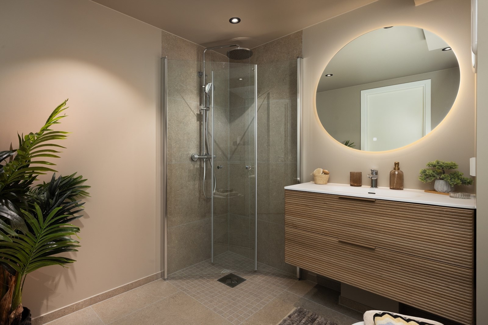 Gulvet er flislagt og har elektriske varmekabler. I himlingen er det malte plater med downlights. Galleribilde