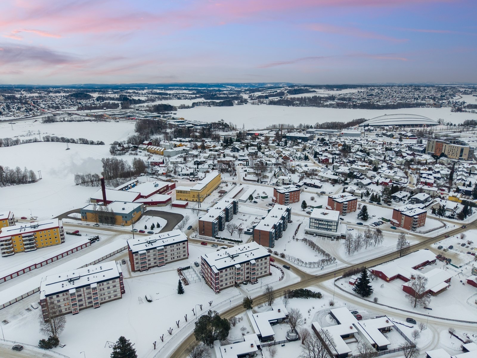 Fra leiligheten er det ca. 1,2 km til kjøpesenteret CC Hamar med et rikt utvalg av butikker, restauranter, treningssenter og bank. Galleribilde