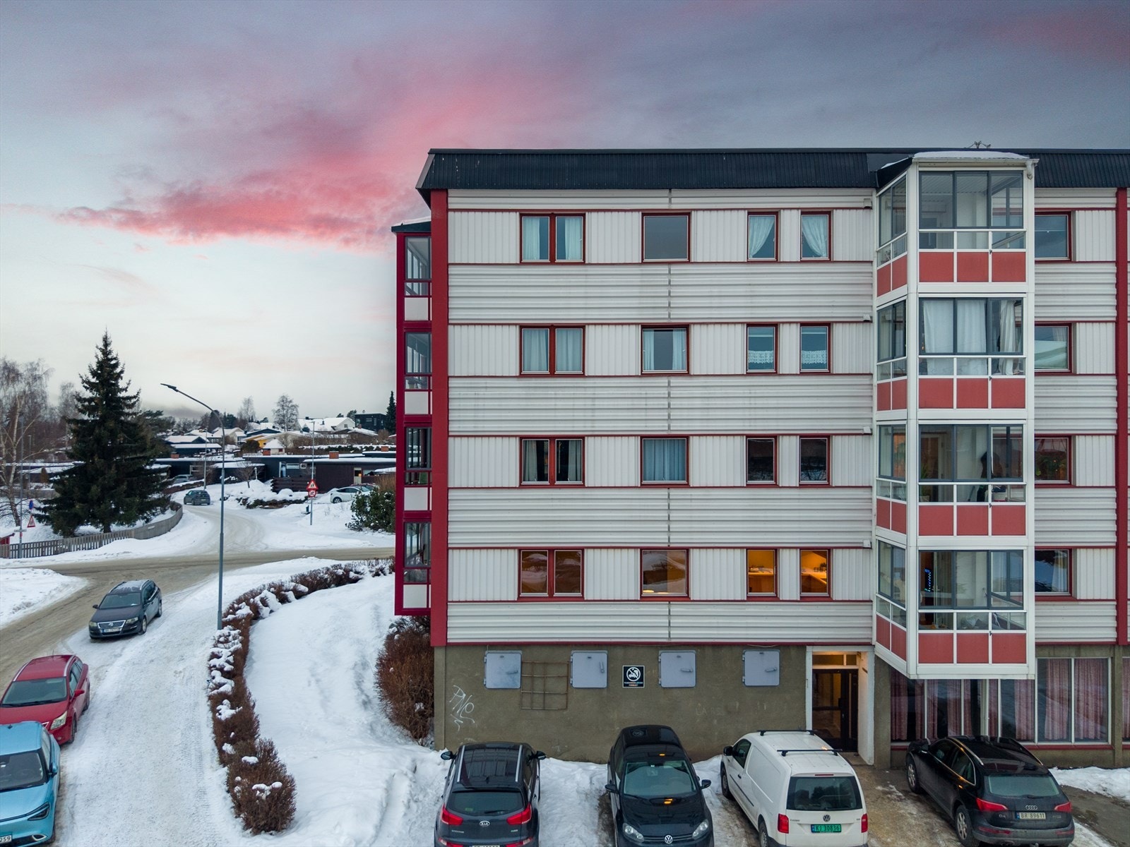 Leiligheten har en meget sentral beliggenhet på nedre delen av Børstad i stille og rolig område. Galleribilde