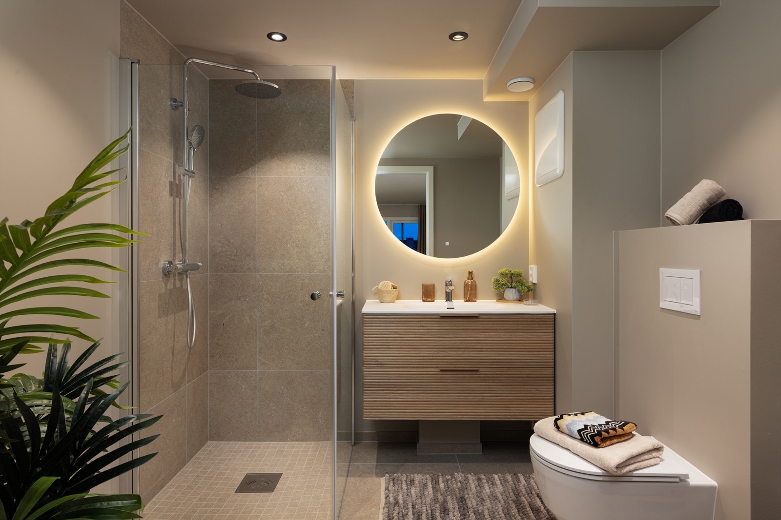 Leiligheten har et delikat og stilrent bad, renovert i 2026. Galleribilde