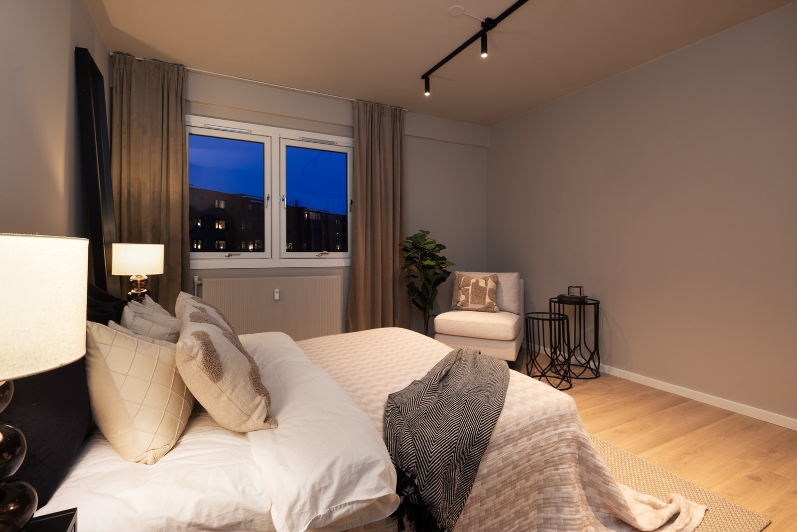 Hovedsoverommet er av god størrelse og har plass til dobbeltseng med nattbord på hver side, samt rikelig med plass til garderobeløsning. Galleribilde