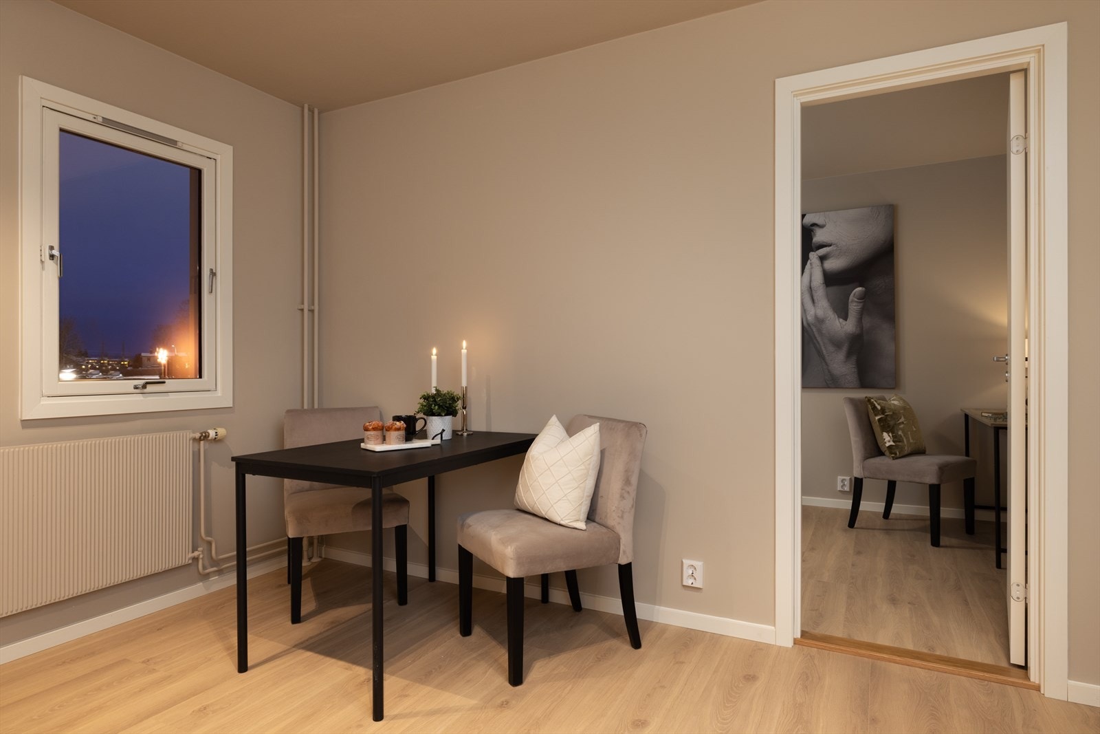 Leiligheten har gjennomgående lekre farger og materialvalg på gulv og vegger, som gir et moderne uttrykk. Galleribilde