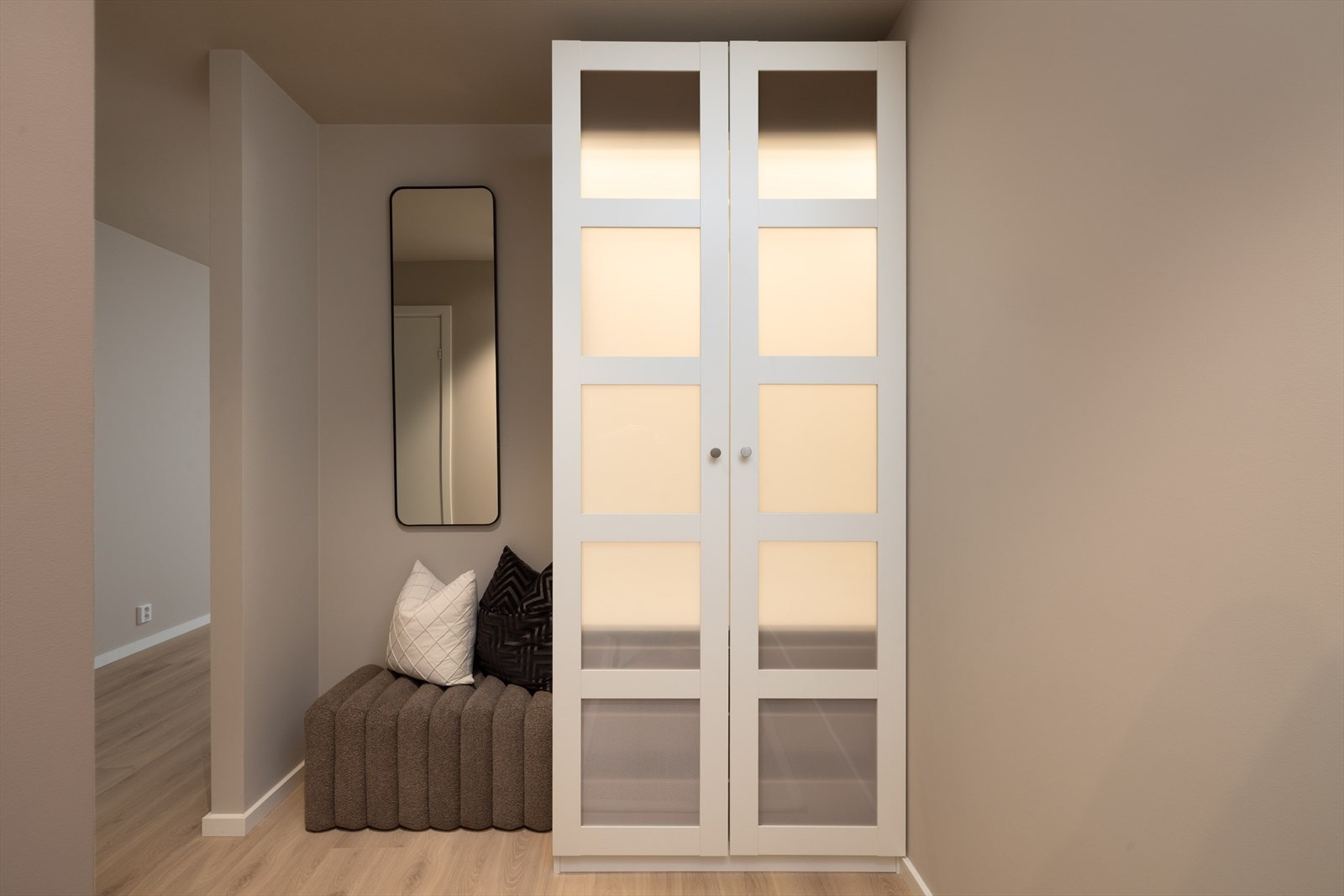 Inngangspartiet gir et godt førsteinntrykk av standarden i leiligheten. Galleribilde