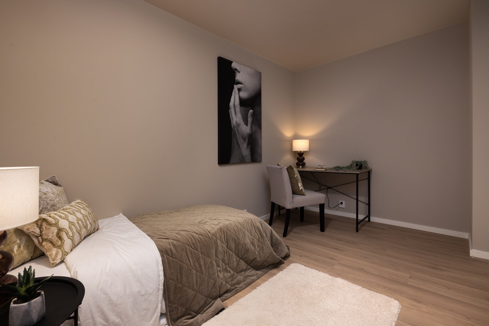 Her er det god plass til seng, garderobeløsning og et skrivebord. Galleribilde