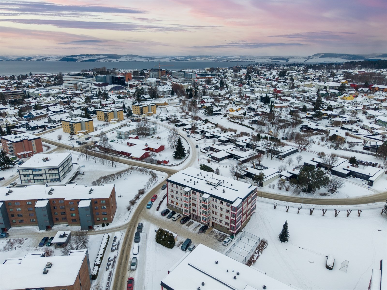 For de yngste finnes Hempa barnehage og Hvitveisen barnehage innen kort gangavstand. Galleribilde