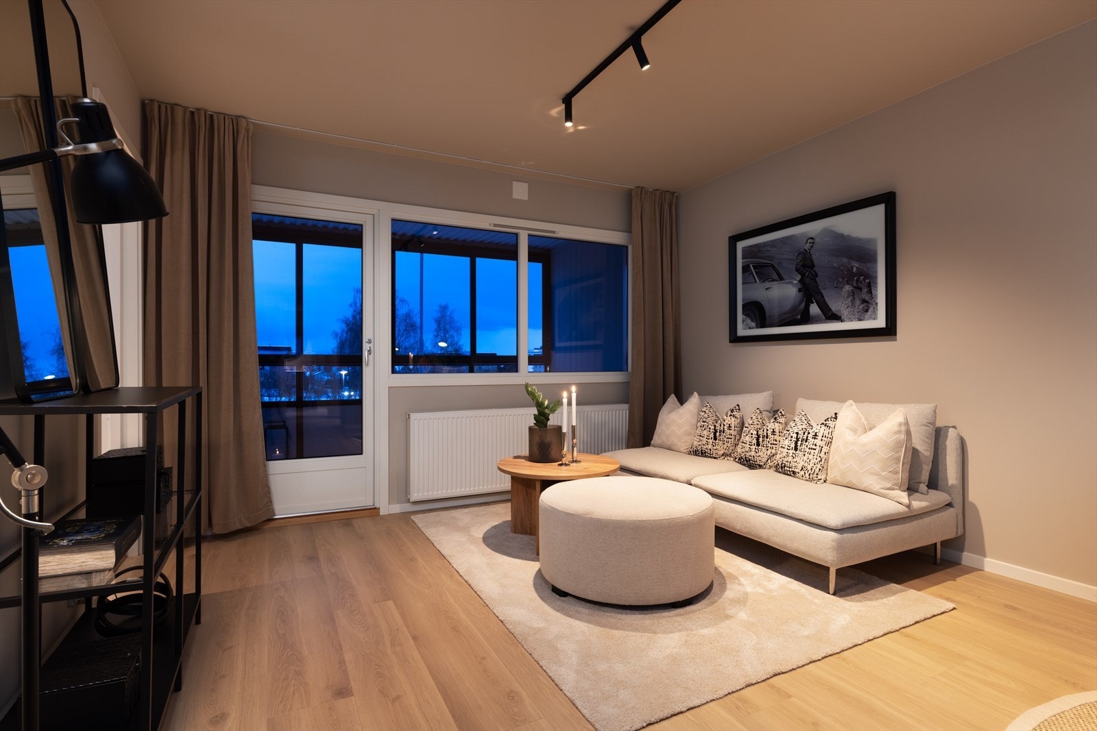 Dette er en lys og moderne 3-roms andelsleilighet beliggende i et veletablert boligområde på Børstad. Galleribilde