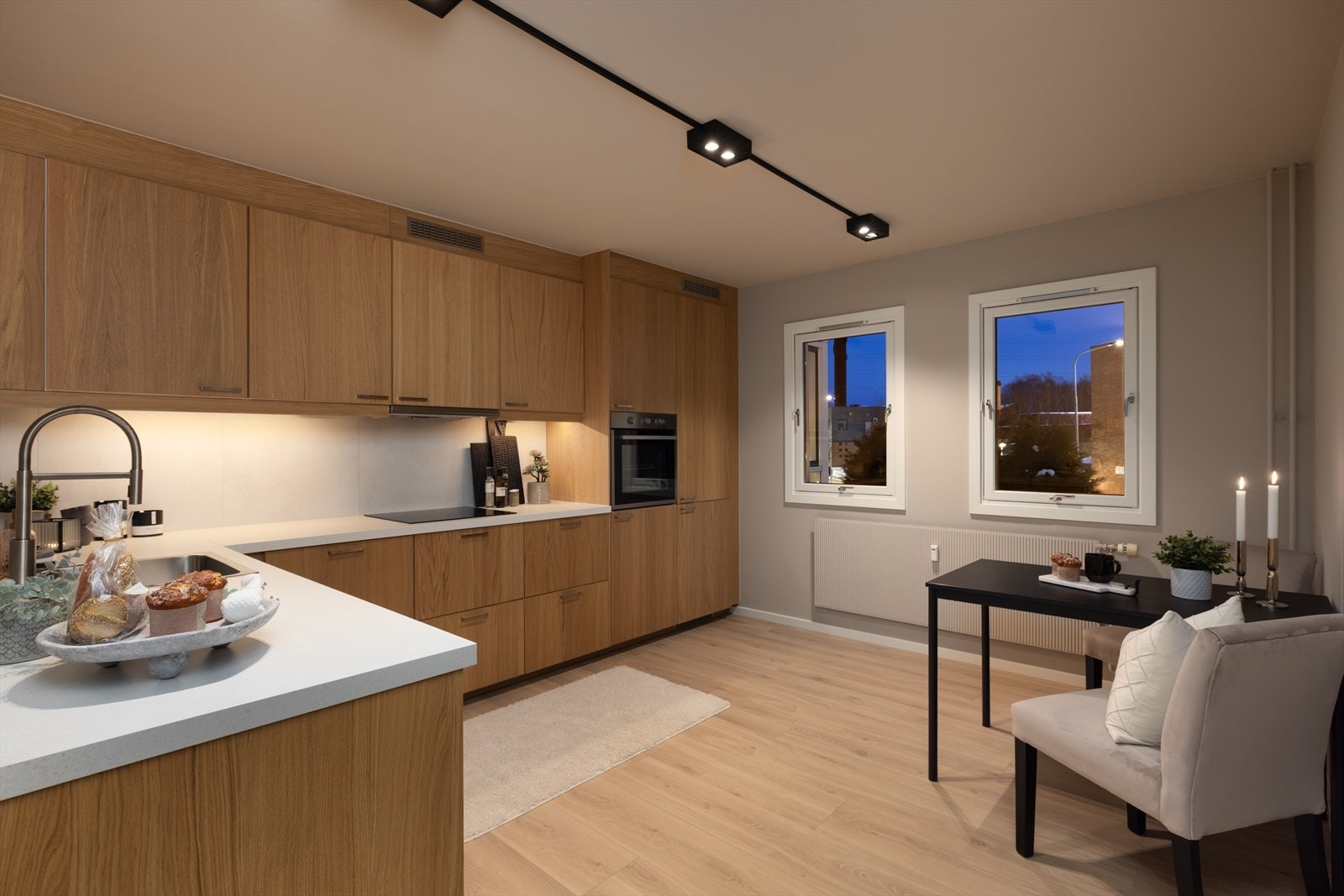 Veggen mellom benkeplaten og overskapene er flislagt. Galleribilde