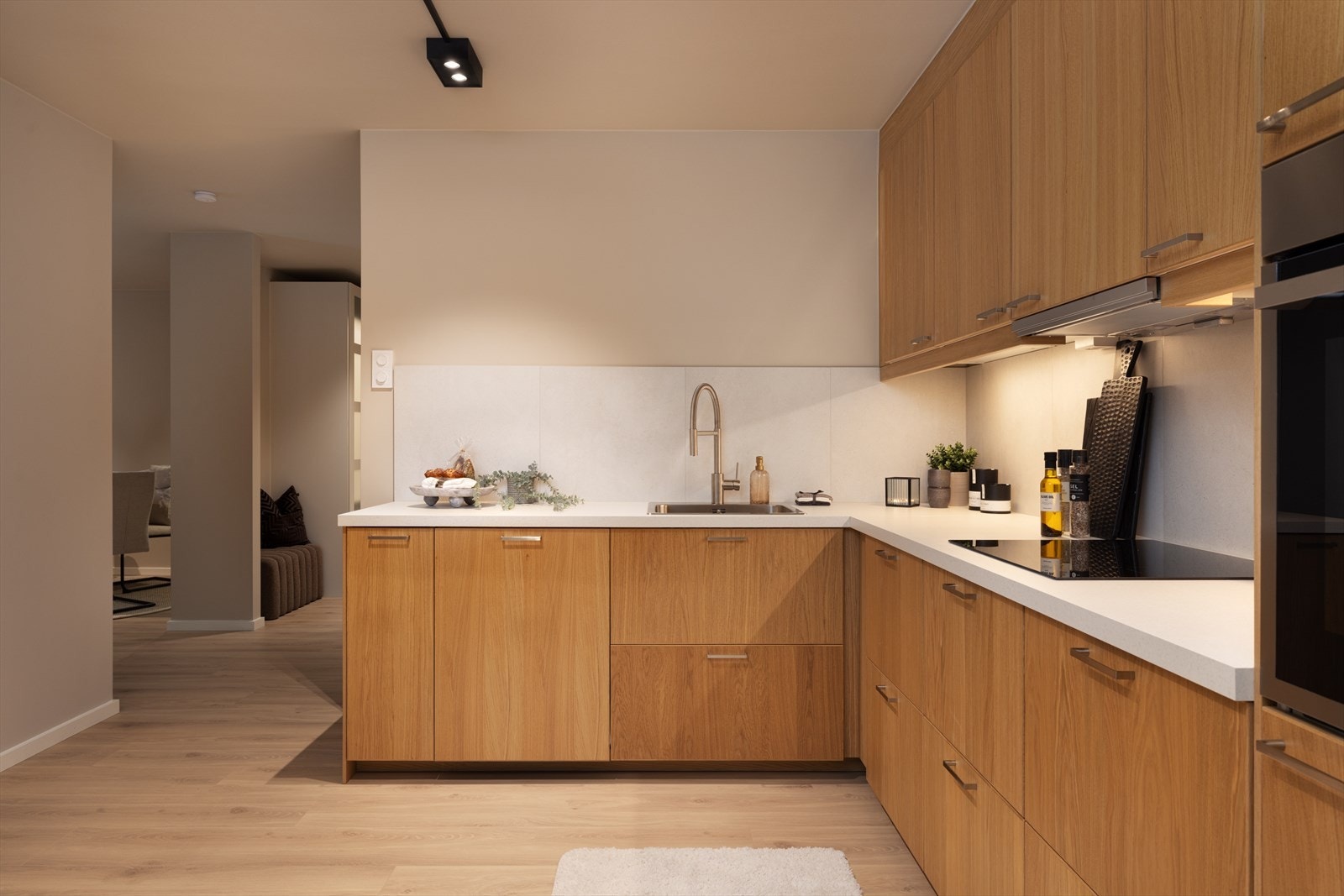 Kjøkkenventilator med kullfilter over kokesonen, og for økt sikkerhet er det installert både komfyrvakt og automatisk vannstopp. Galleribilde