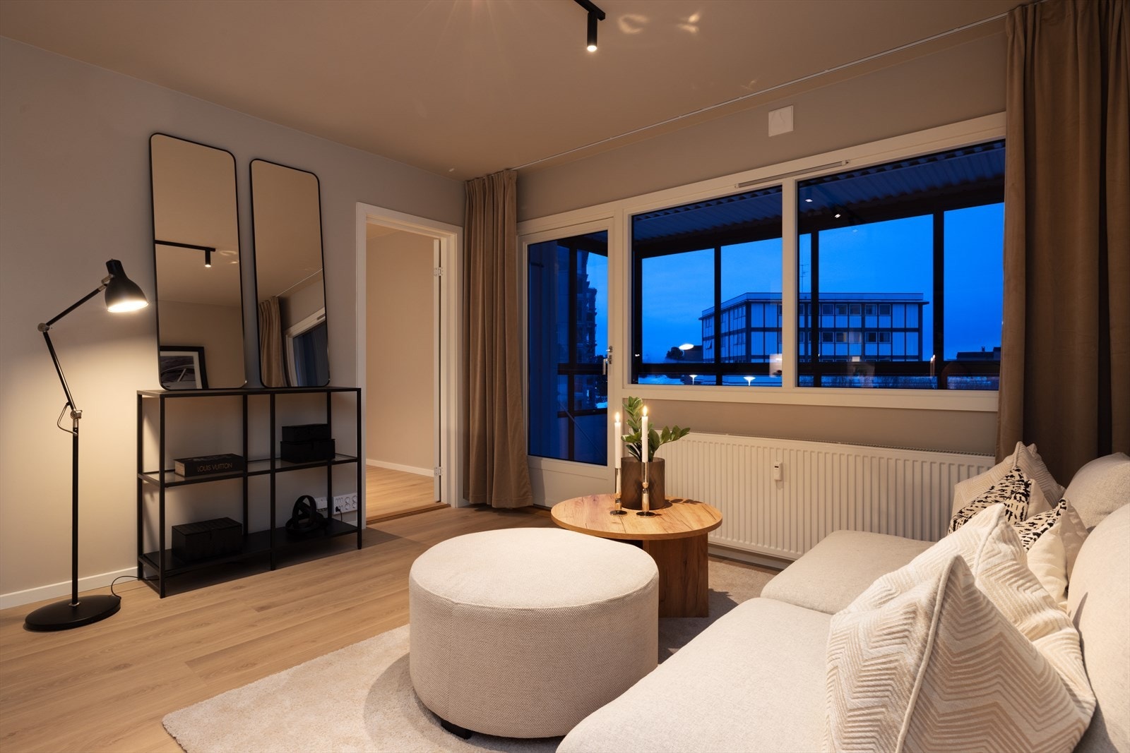 Leiligheten er nylig oppgradert innvendig i 2026 og fremstår som gjennomført og innbydende. Galleribilde