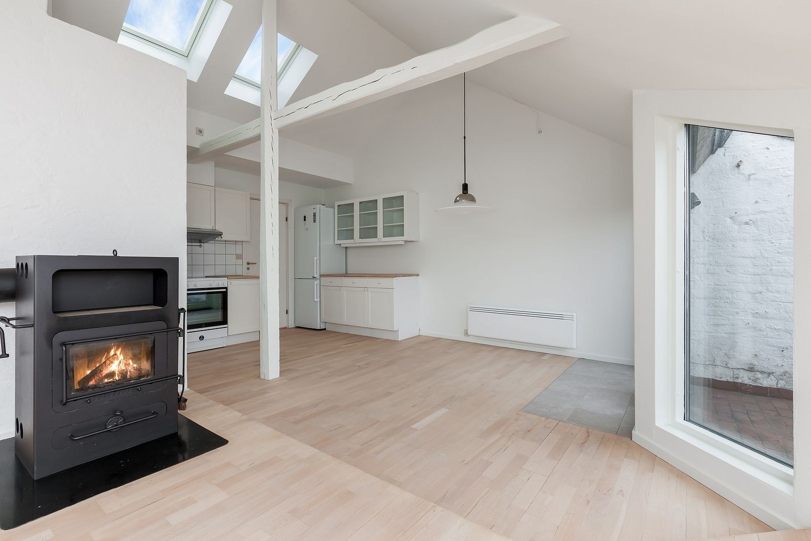 God plass til langbord mellom stue og kjøkken for de store og små selskap. Galleribilde