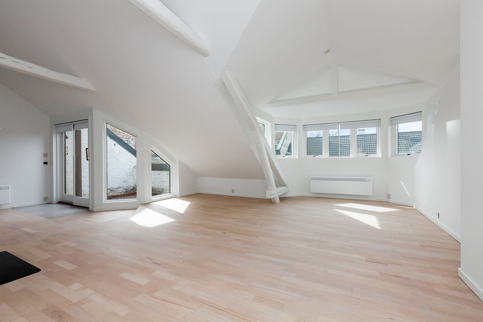 Fra stuen er det utgang til en fantastisk sydvestvendt takterrasse på ca. 5,5 kvm. Galleribilde