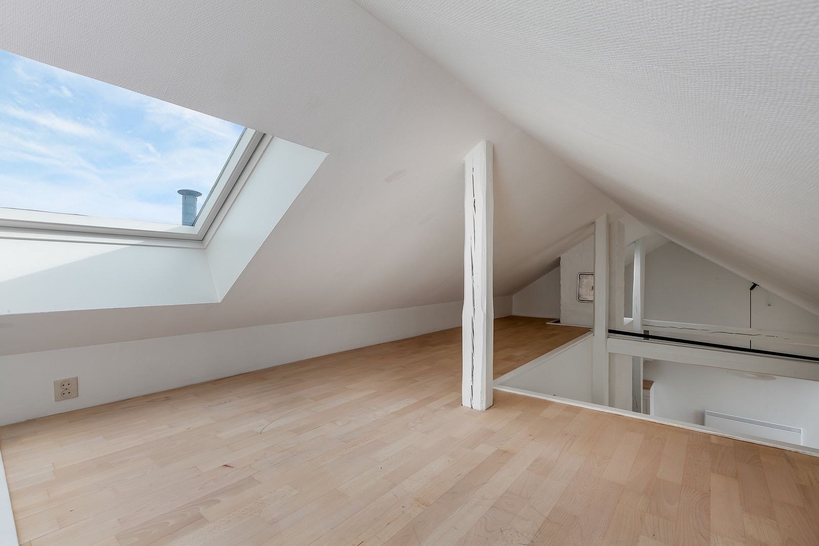 Hems med trapp opp fra entréen. Åpent ned mot stuen. Galleribilde