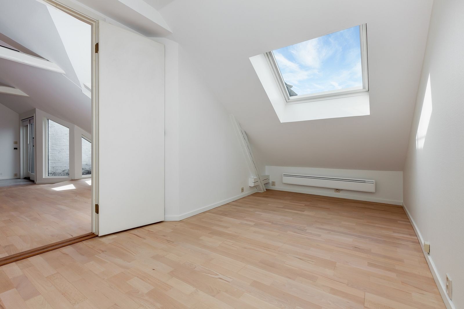 Soverom 2 med inngang fra stuen. Garderobeskap følger med. Galleribilde