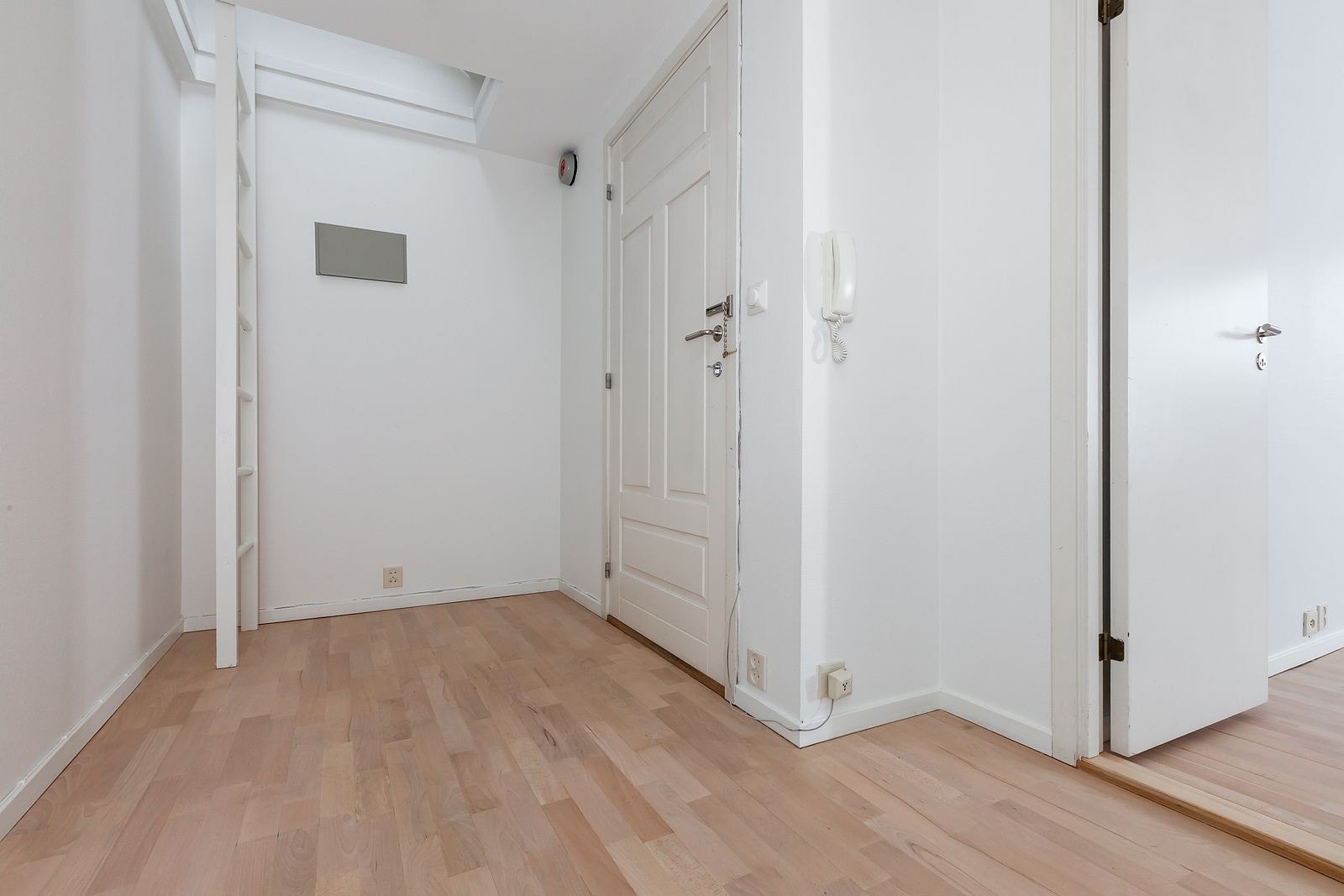 Entré med stige opp til hems. Galleribilde