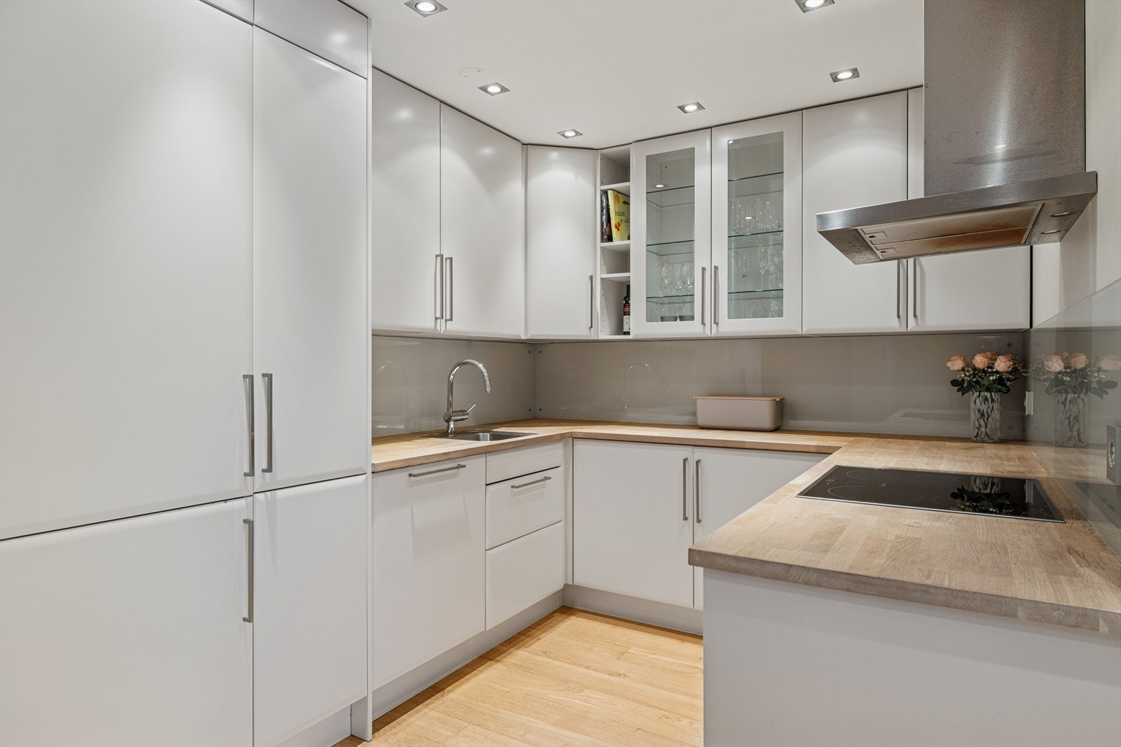 Kjøkkenet er godt utnyttet med skap/benkeplass. Det er integrerte hvitevarer. Galleribilde