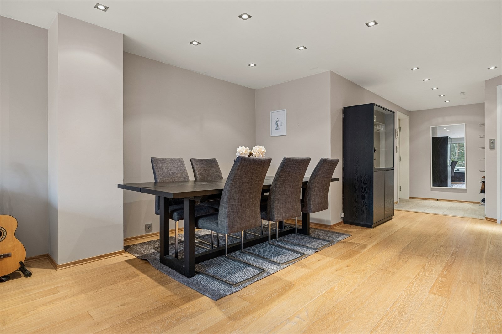 Naturlig plass til spisebordet i tilknytning til kjøkkenet Galleribilde