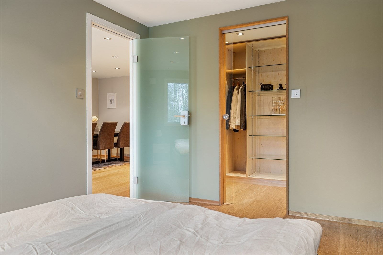 Lekre detaljer med innerdører av glass Galleribilde