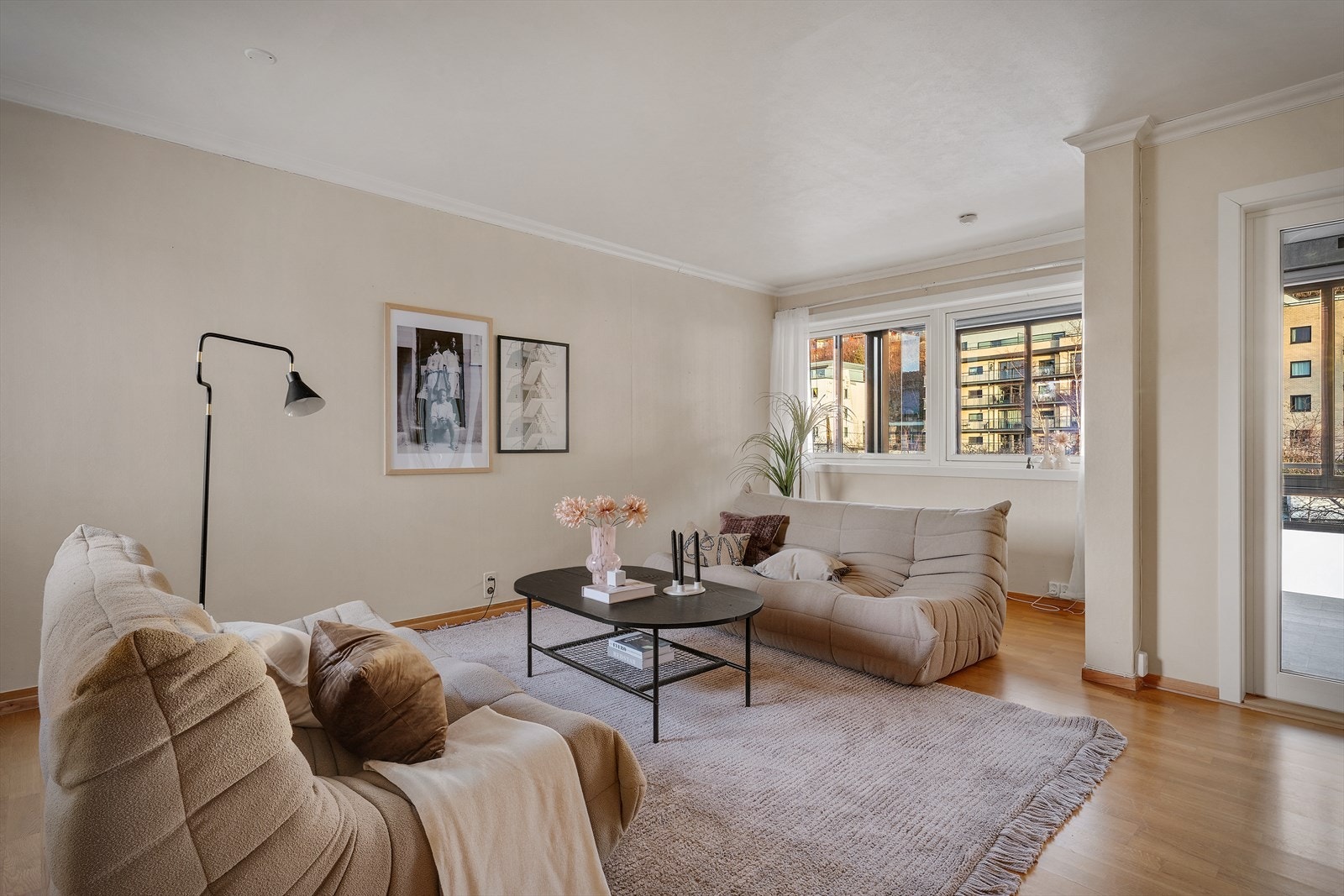 - Innvendig har leiligheten et bra-i på 80 m² og inneholder entré, gang, bad, vaskerom, to soverom, stue og kjøkken - Galleribilde