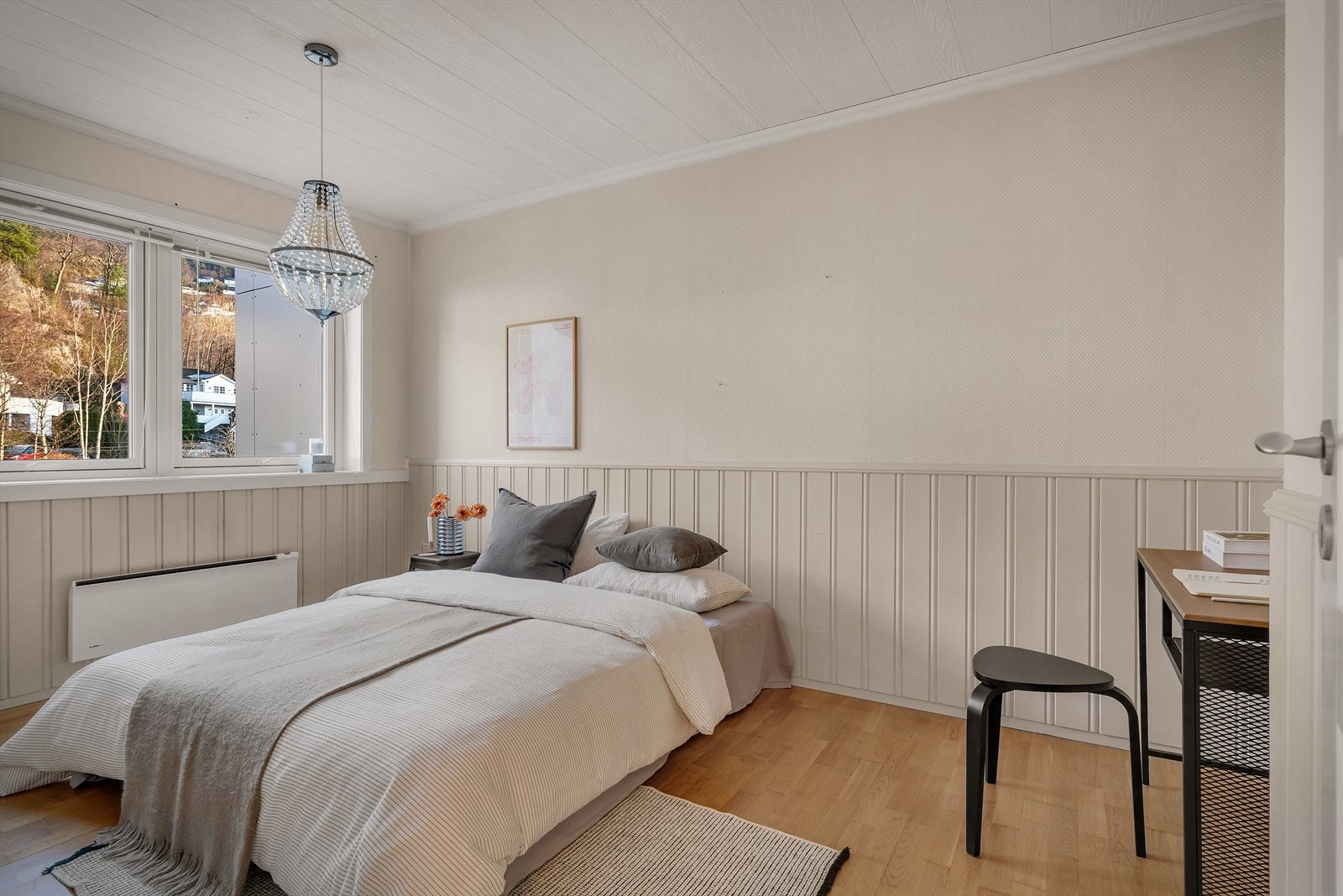 - Soverommene er av god størrelse og måler 11,4 m² og 11,2 m² - Galleribilde