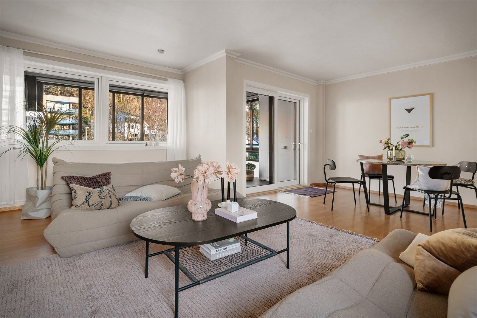 - Stuen har en praktisk utforming som gjør det enkelt å møblere etter eget ønske - Galleribilde