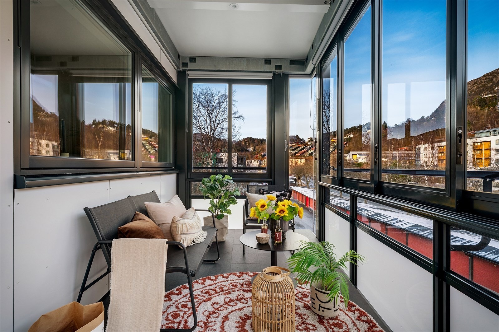 - Leiligheten byr på en hyggelig innglasset balkong som måler 13 m² - Galleribilde