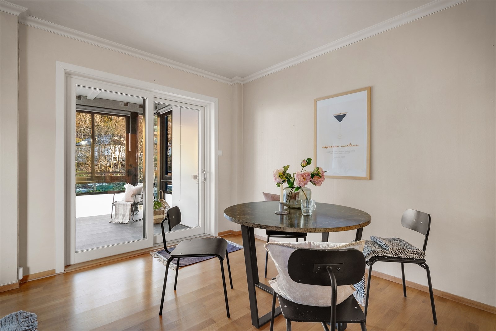 - Merk store vindusflater som sørger for rikelig med lysinnslipp - Galleribilde