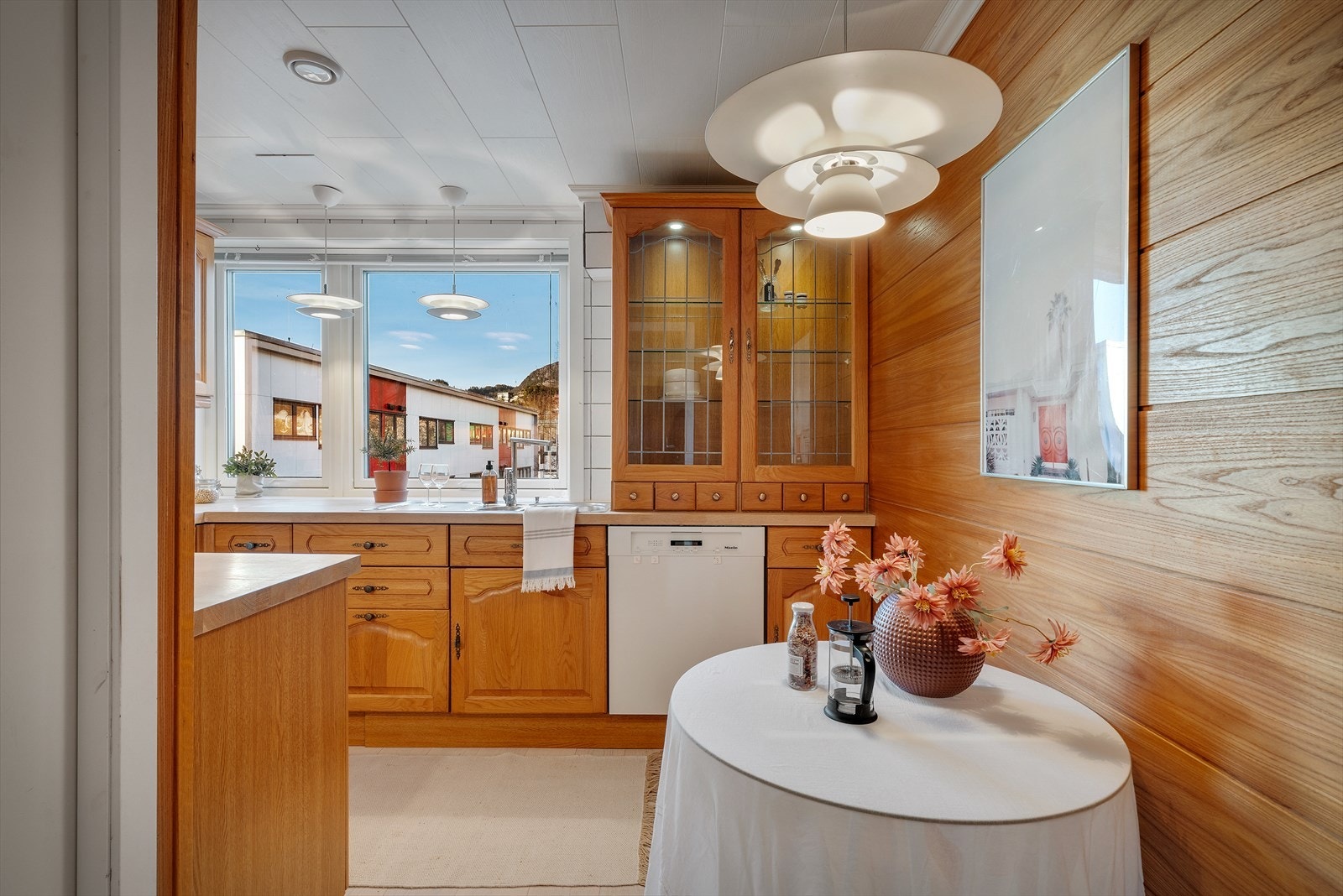 - Kjøkkenet måler 7,9 m² og har kjøkkeninnredning med profilerte eikefronter - Galleribilde