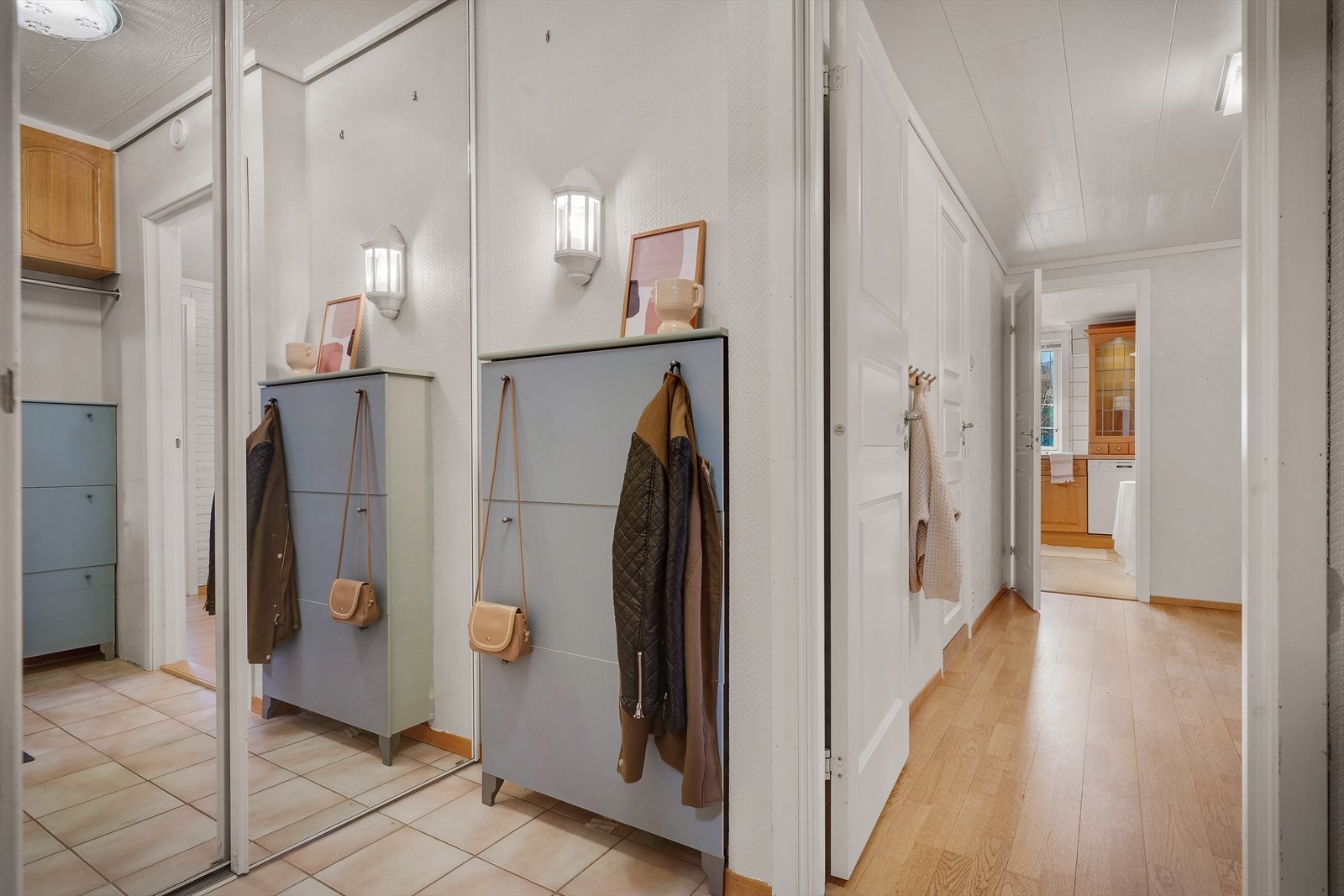 - I entré har du god plass til å henge fra deg yttertøy - Galleribilde