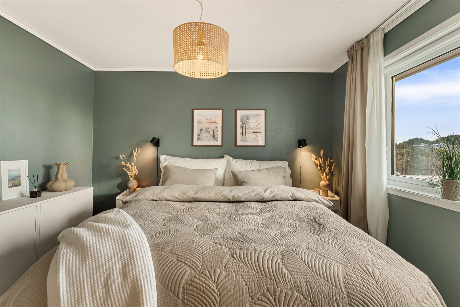 Romslig soverom med plass til dobbeltseng, nattbord og garderobeskap. Galleribilde