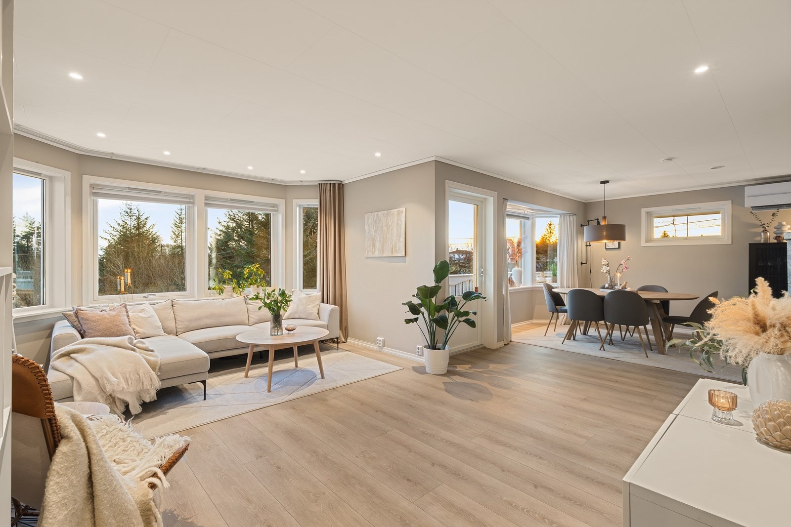 Stuen har store og gode vindusflater som gir rikelig med lysinnslipp. Galleribilde