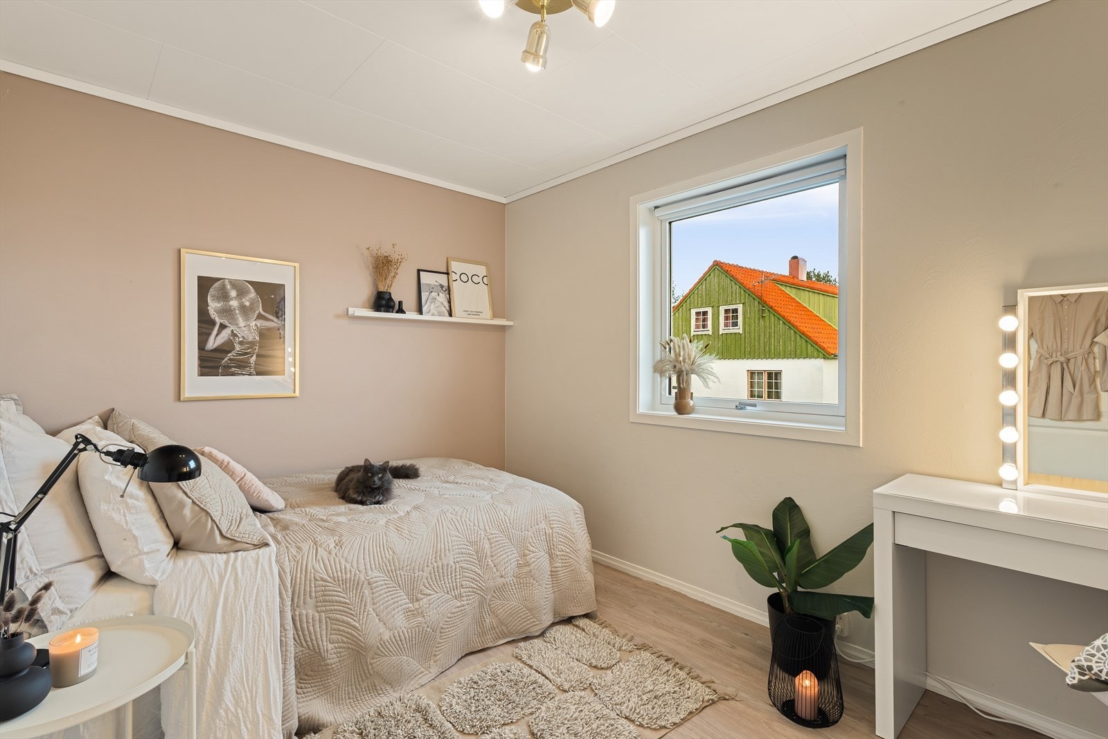 Soverom med plass til dobbeltseng, kommode og annet ønskelig møblement. Galleribilde