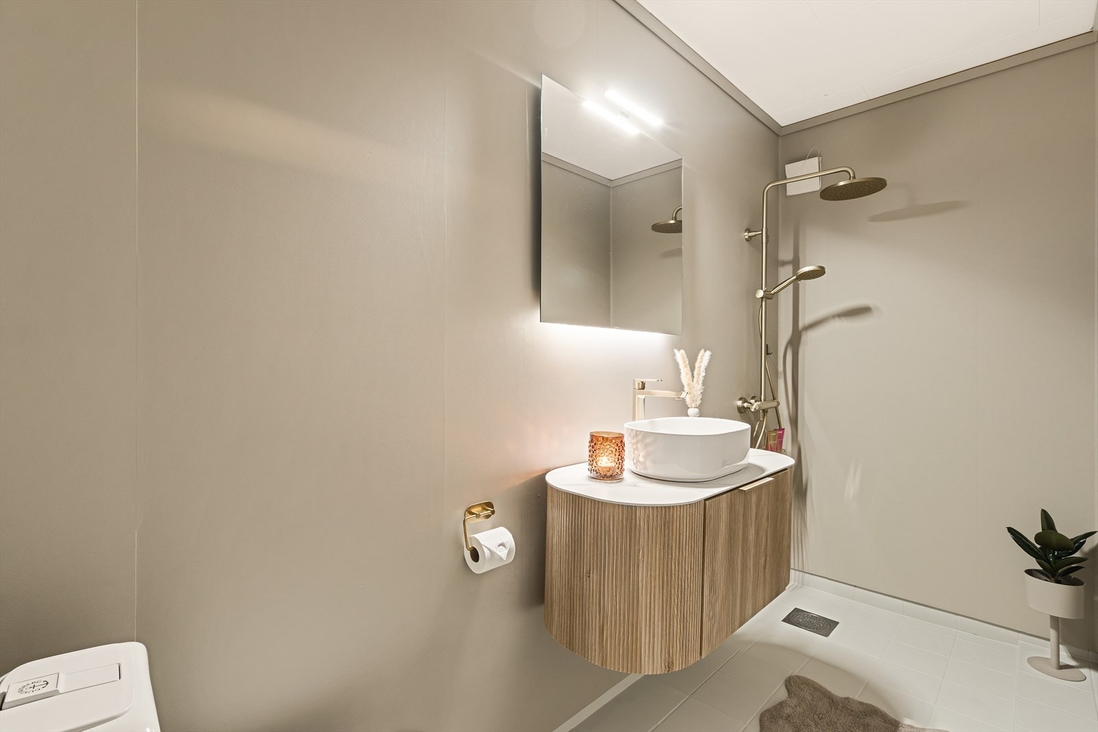 Badet er i de opprinnelige byggetegningene registrert som bod. Etablering av våtrom er søknadspliktig. Galleribilde