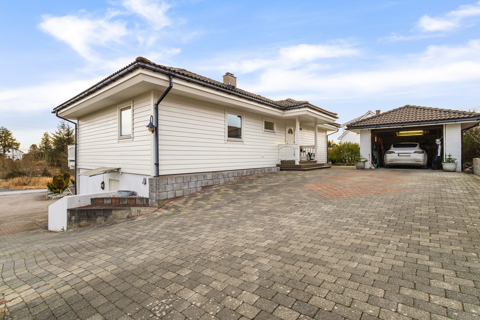 Inngangsparti i første etasje. Boligen har egen garasje. Galleribilde