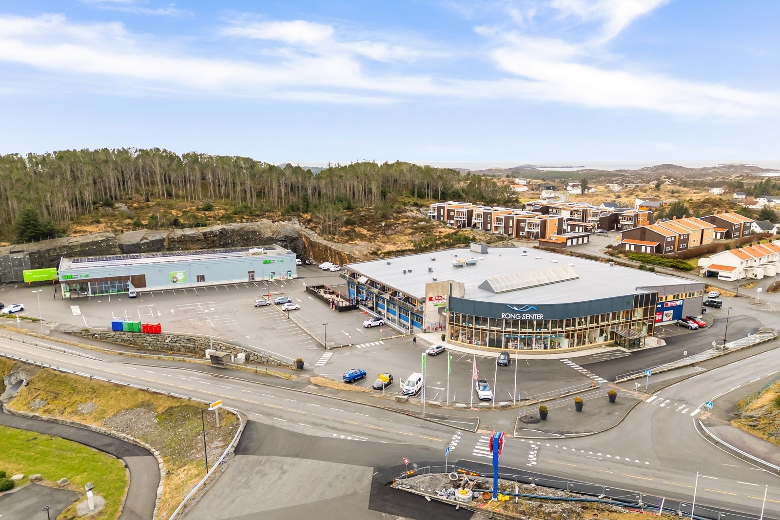 Rong senter ligger en kort spasertur unna og tilbyr dagligvarebutikk, apotek og andre praktiske tjenester. Galleribilde