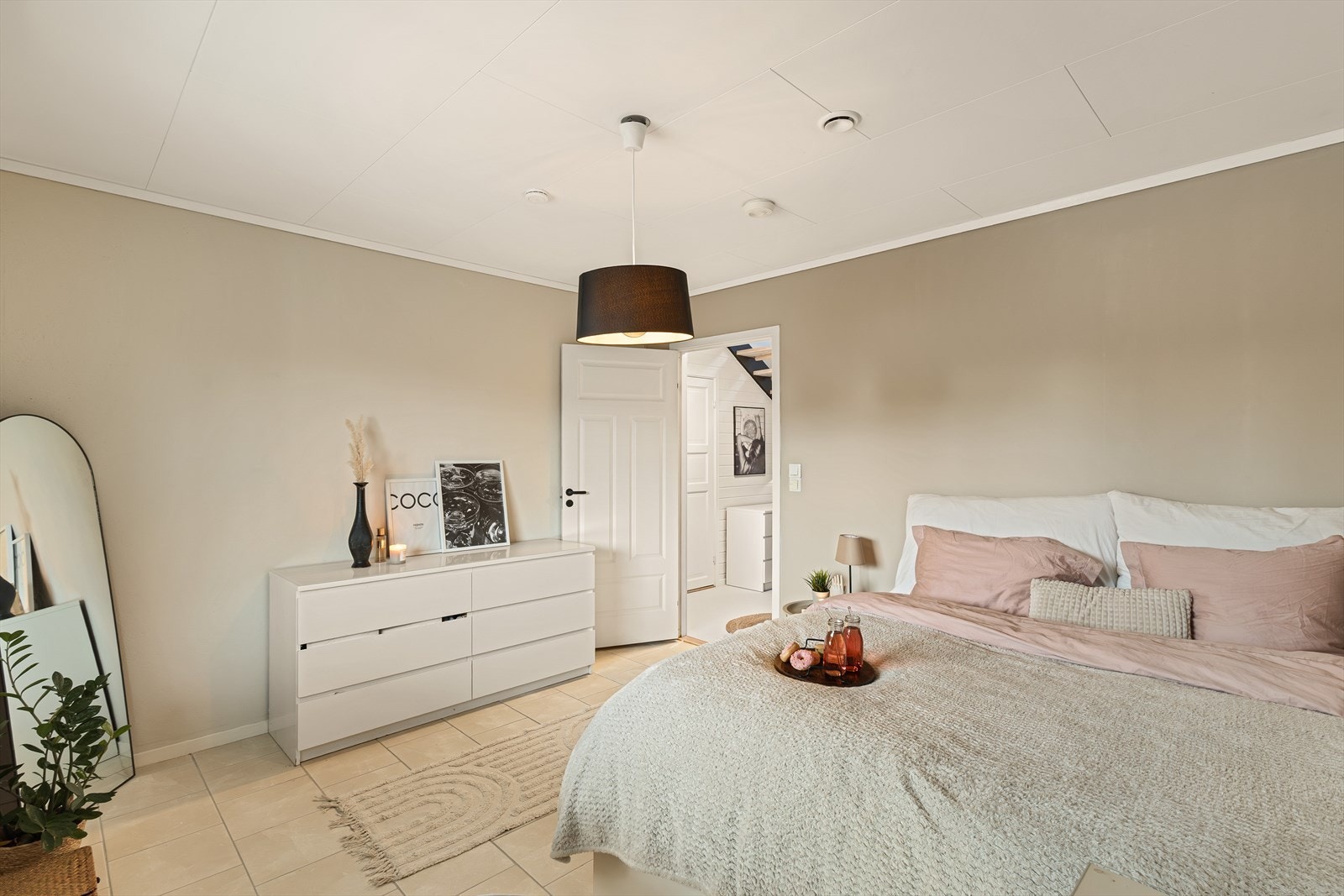 Stort soverom med god plass til dobbeltseng, skrivebord og kommode. Galleribilde