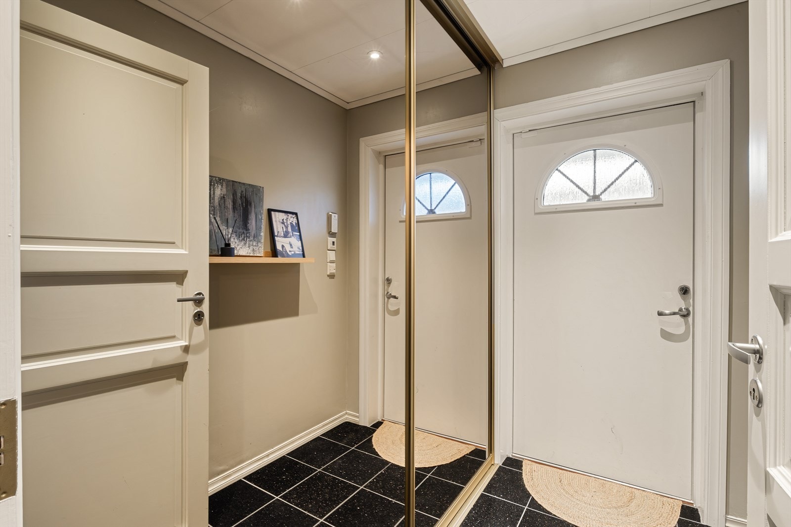 Entré i første etasje inneholder en stor skyvedørsgarderobe. Galleribilde