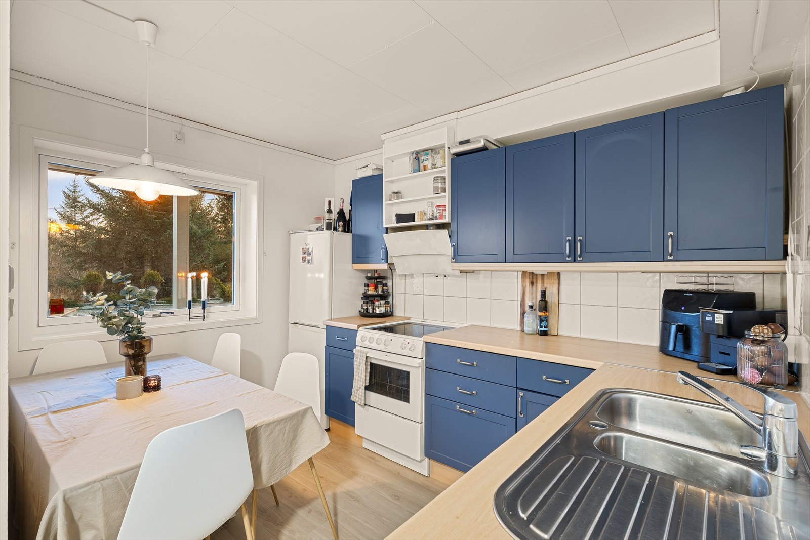 Kjøkken med profilerte fronter, laminert benkeplate, nedfelt stålvask og opplegg for oppvaskmaskin. Galleribilde