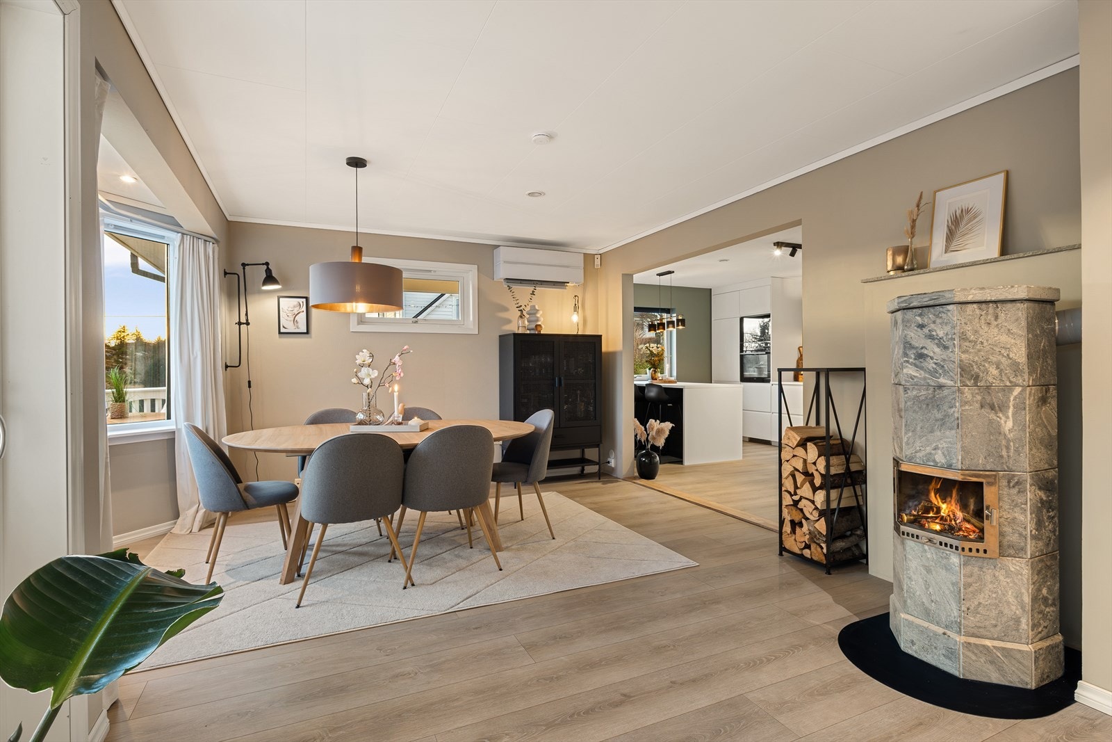 Det er utgang til terrasse fra stue og kjøkken. Galleribilde