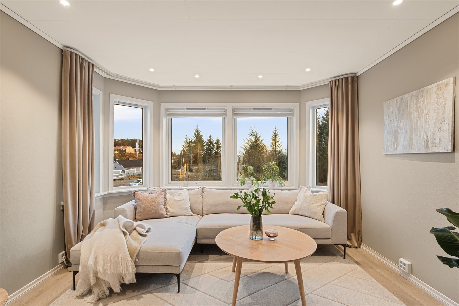 Merk deg de fine spottene i taket i denne tv-krok. Galleribilde