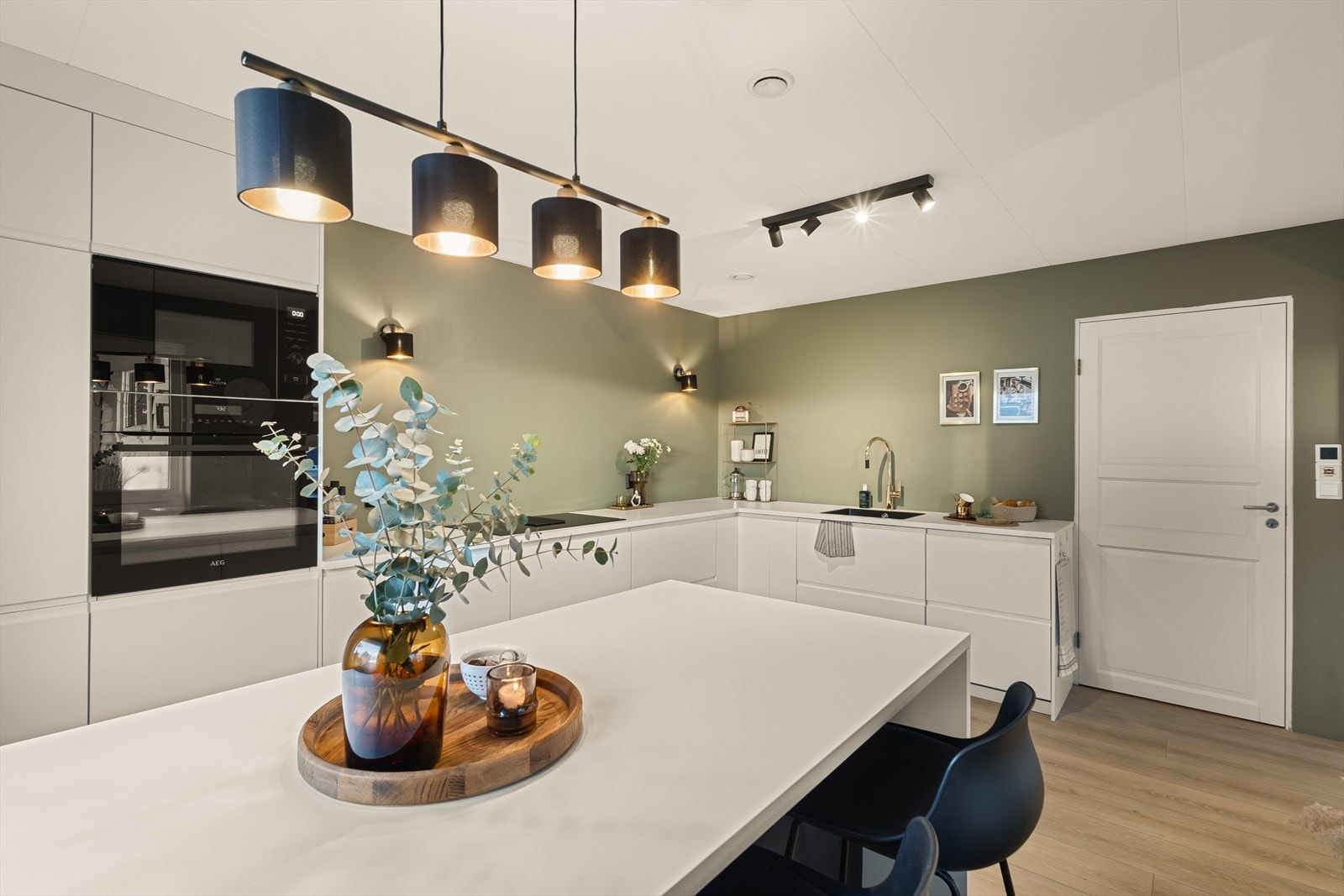 Pent oppgradert kjøkken med integrerte hvitevarer. Galleribilde