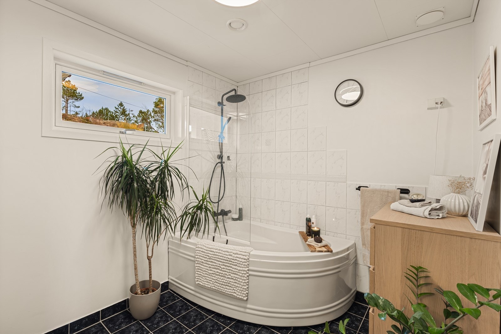 Det er opplegg for vaskemaskin og varme i baderomsgulvet. Galleribilde