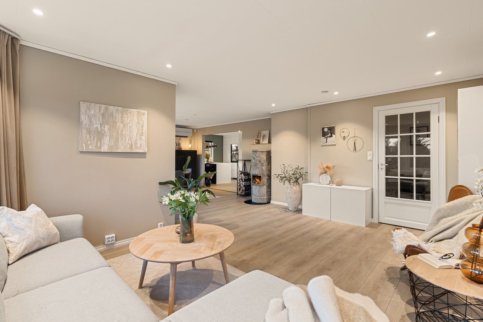 Lys og romslig stue som kan innredes i flere hyggelige soner. Galleribilde